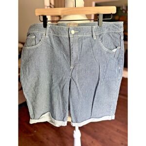 Chicos‎ Shorts Womens 3 US 16 Gray Striped Linen